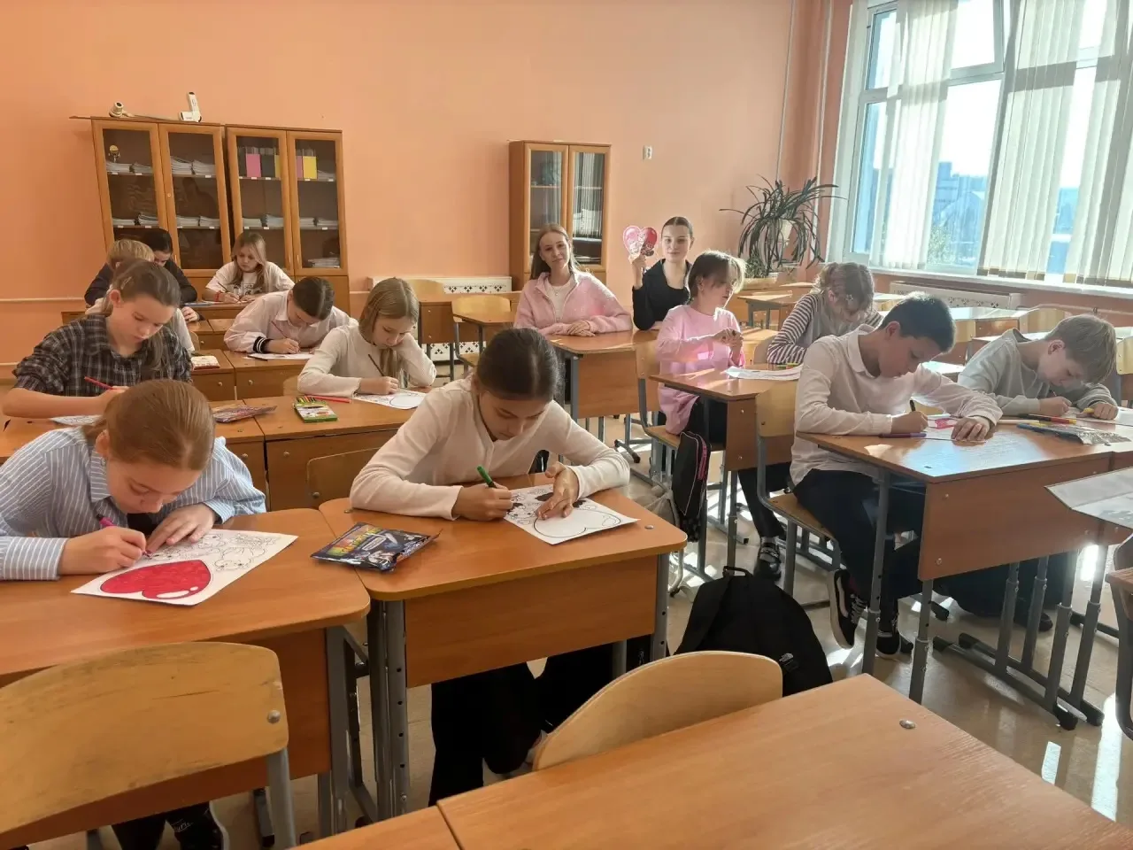 Совет обучающихся организовал творческое занятие для 5-6 классов. Ребята мастерили памя...