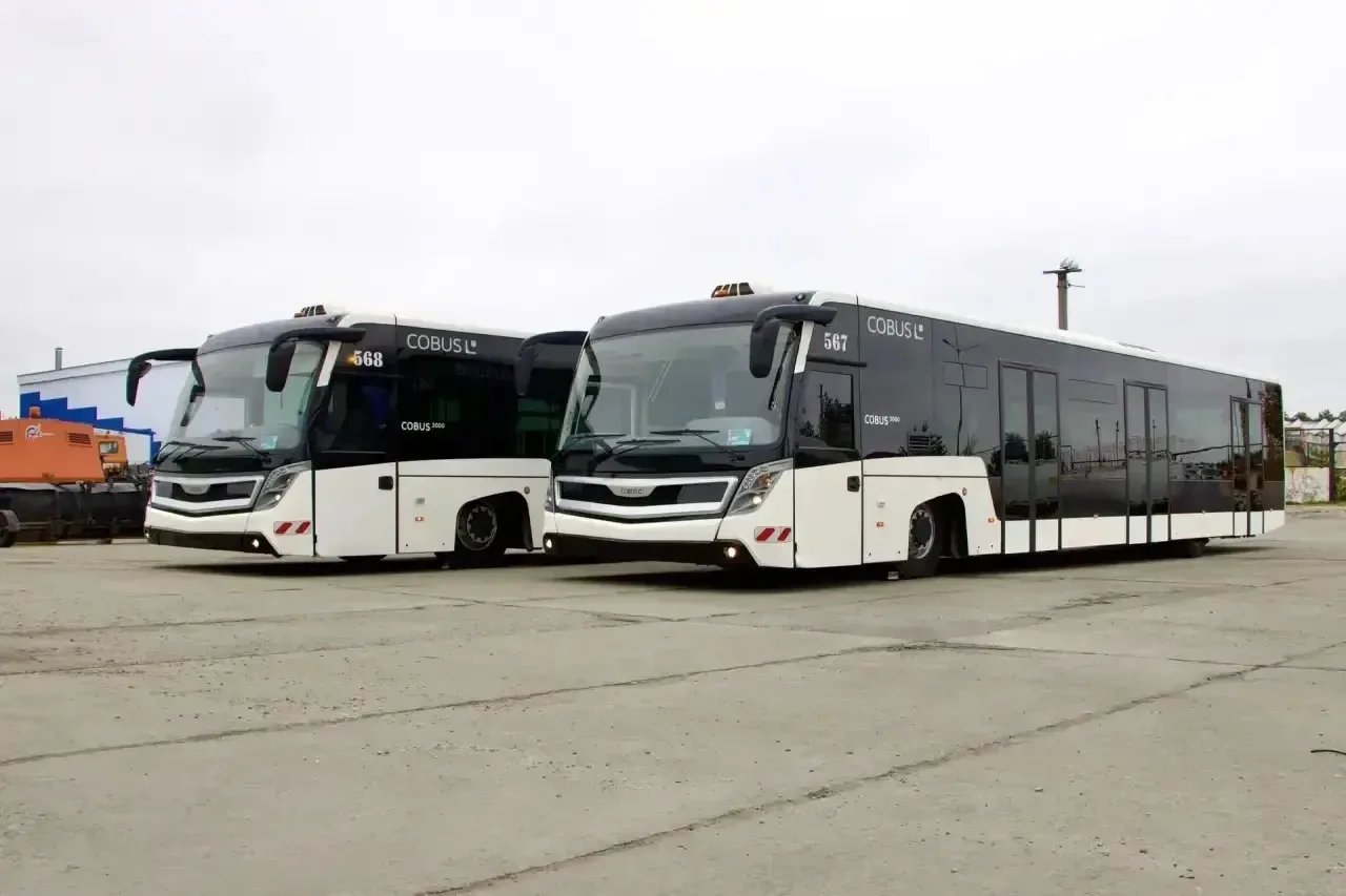 Парк спецтехники сургутского аэропорта пополнили два перронных автобуса Cobus 3000.