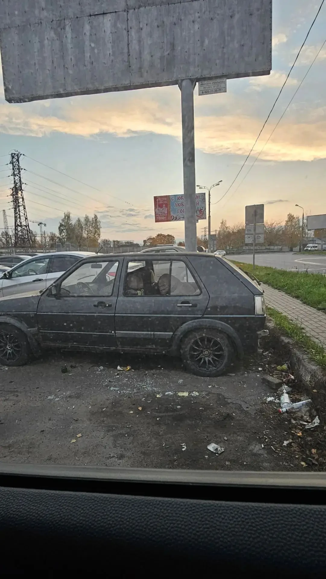 Мужчина пьёт на парковке у экспресса