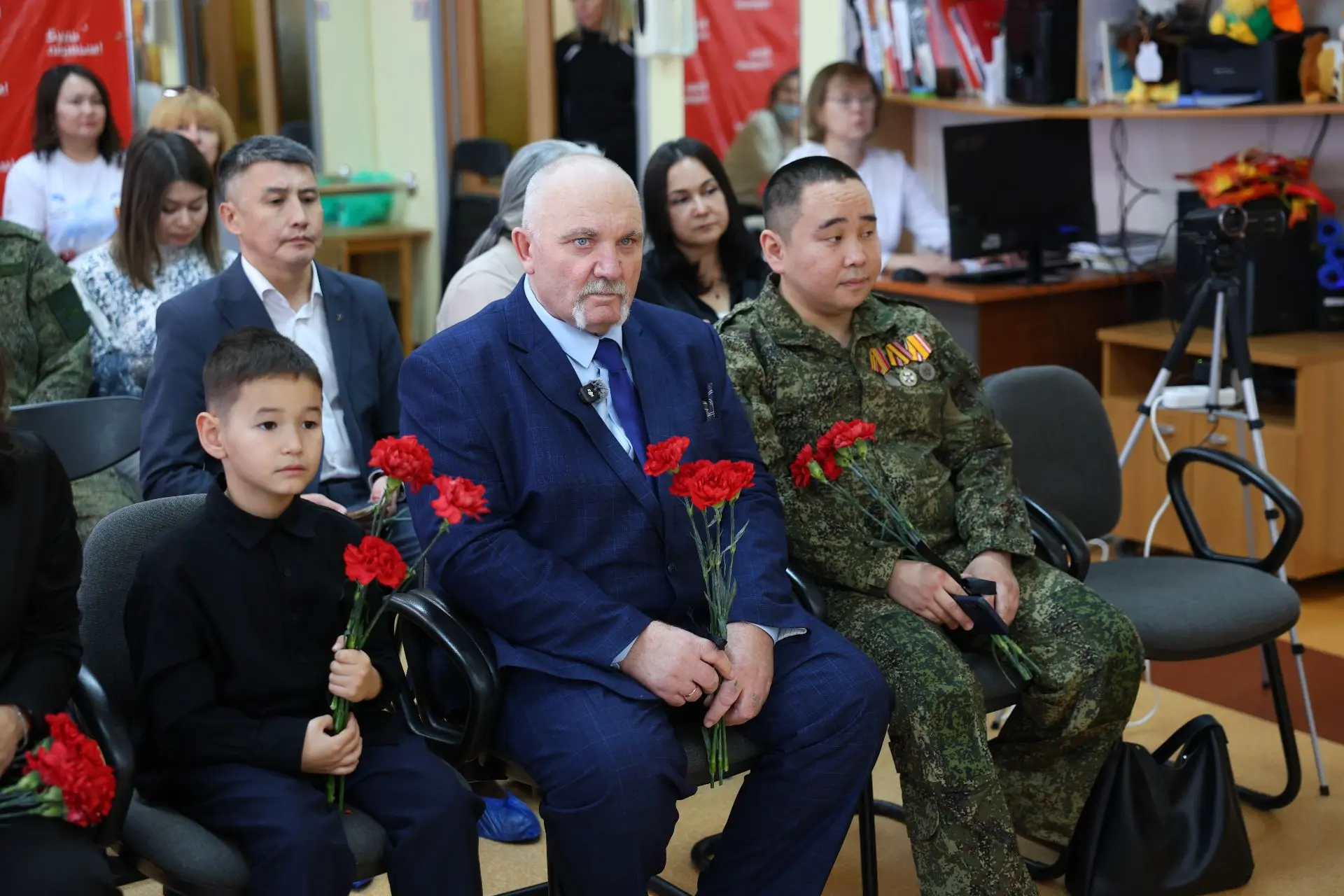 🕯️ В детском саду «Парус» состоялось торжественное открытие «Парты Героя»