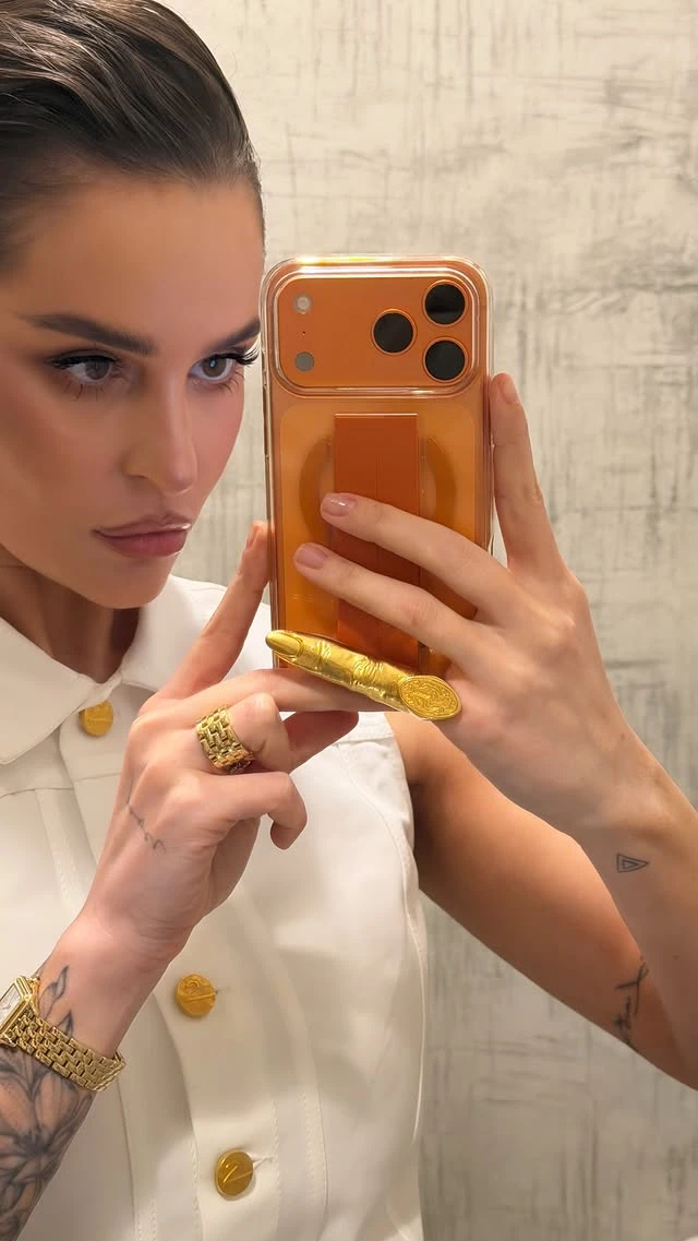 ✨Севиль и ее кольцо всевластия от модного дома Schiaparelli.