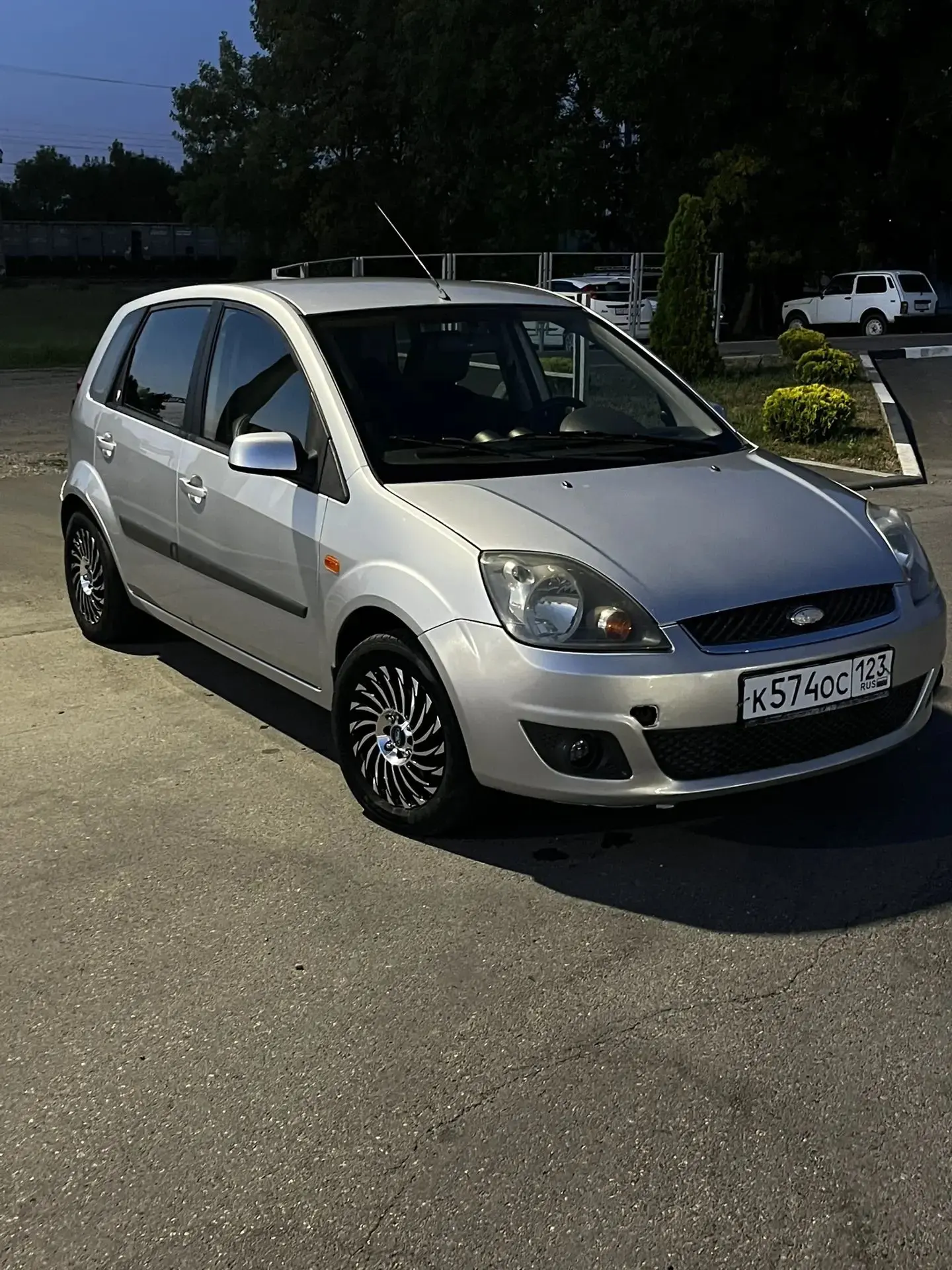 В продаже Ford Fiesta,в комплектации с редким кожаным салоном. Машина последние 8 лет в...