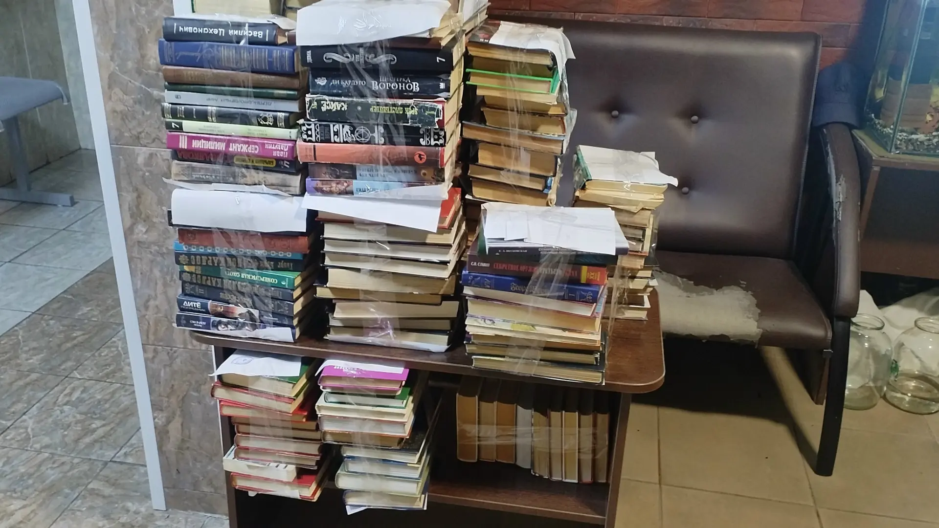 Отдадим даром книги в одни руки, всего около 400 штук. Мировая и отечественная художест...