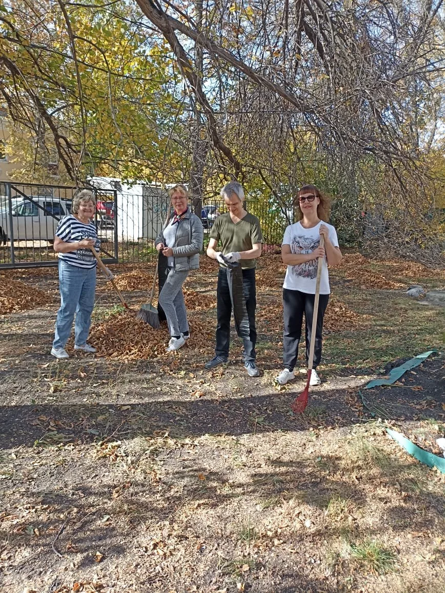 Преподаватели #ДМШимЧеха присоединились к общегородскому субботнику и привели в порядок...