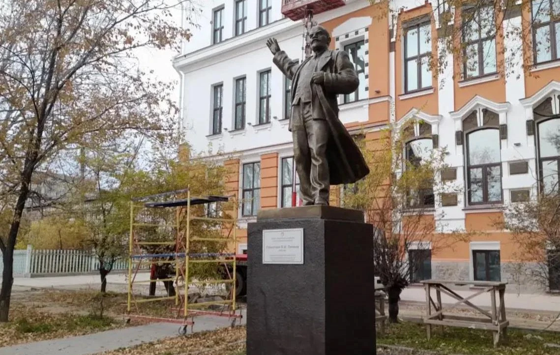 В Благовещенске отреставрировали памятник Ленину рядом с корпусом БГПУ на улице Горького