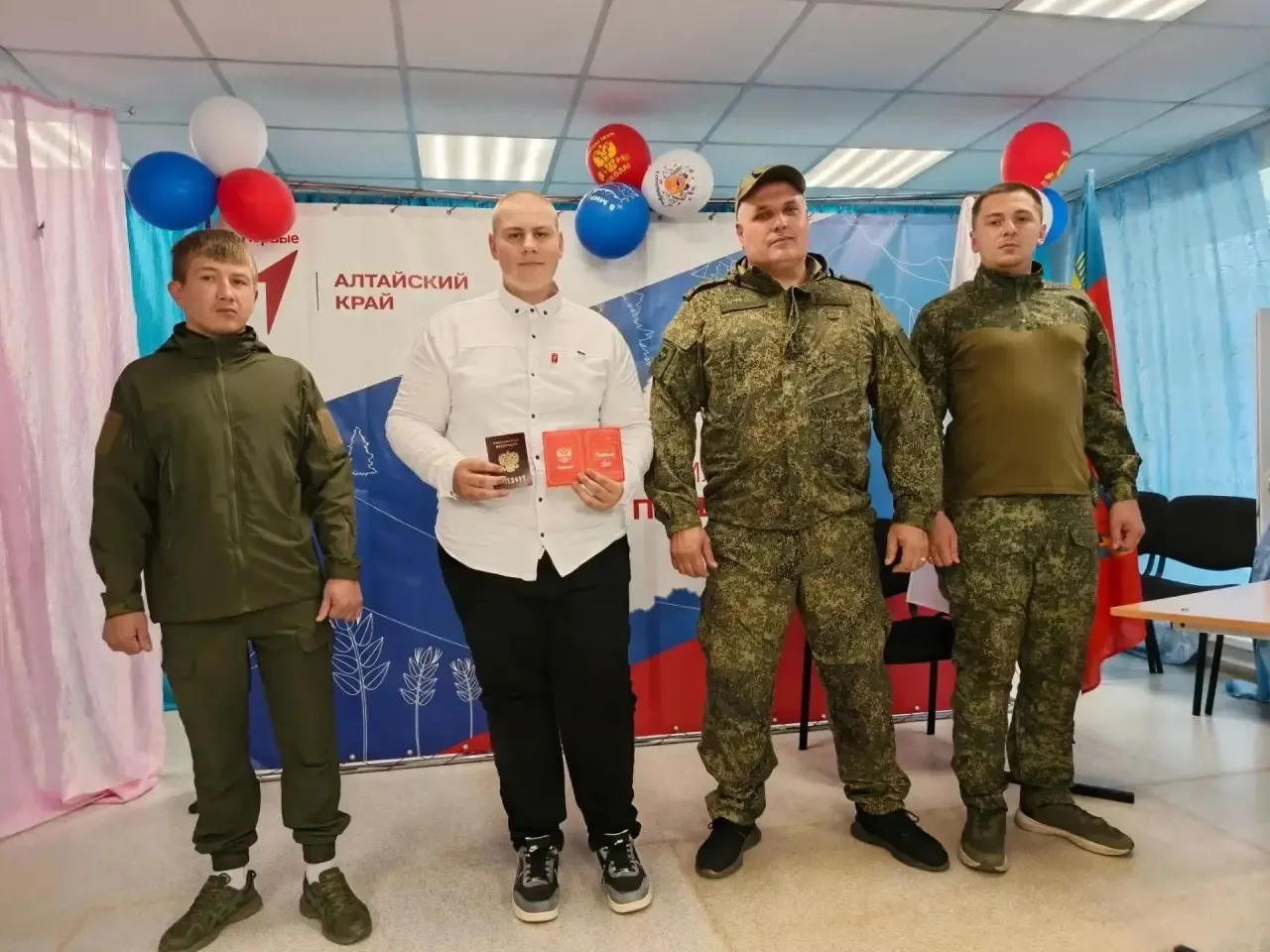 🇷🇺 Торжественное вручение обложек для паспортов от Движения Первых! 🇷🇺