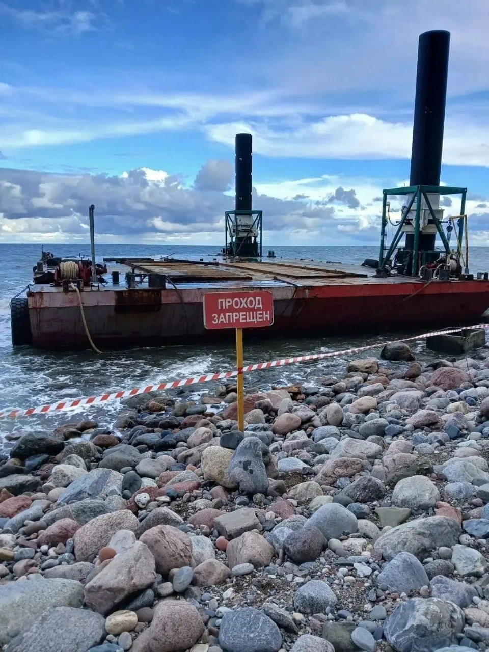 🌊🤪⚓️ Отдыхающих под Пионерским попросили не забираться на выброшенную штормом платформу