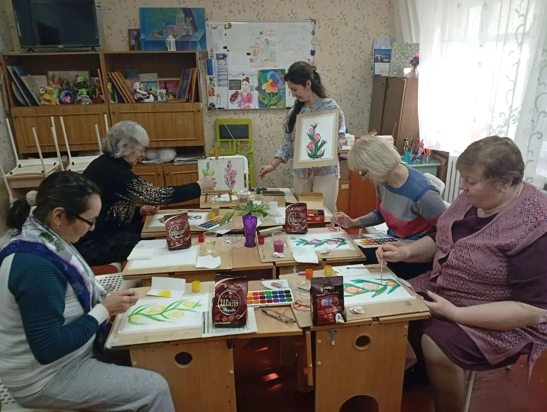 В рамках Декады пожилых людей педагоги Детской художественной школы №2 Васильева Н.В и ...