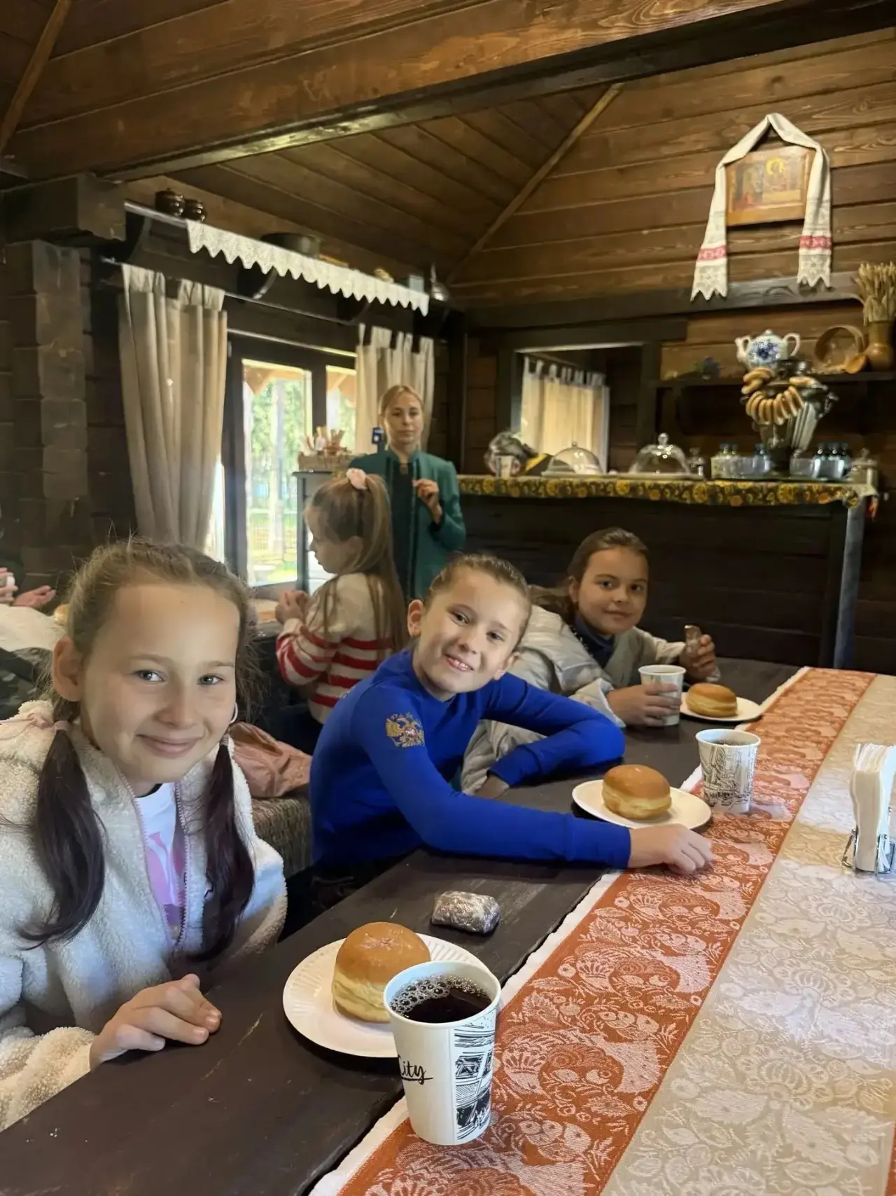 На днях учащиеся 3 "Б" класса посетили дом-музей Морозова. Ребята познакомились с истор...