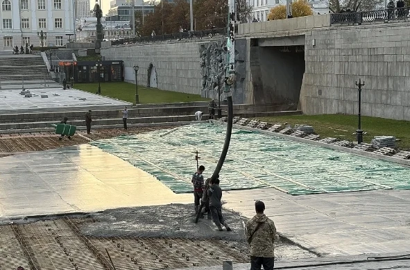 Работы по переукладке плитки на Плотинке не удалось закончить в срок.