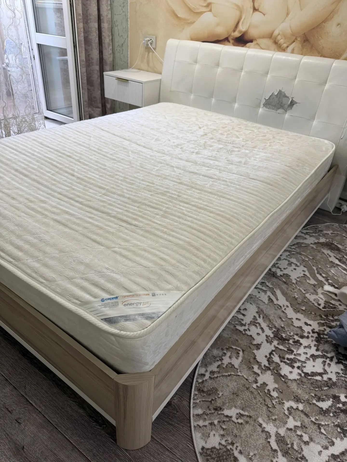 Продам кровать 140 см с матрасом. Кровать с кожаным изголовьем, на изголовье дефект. Це...