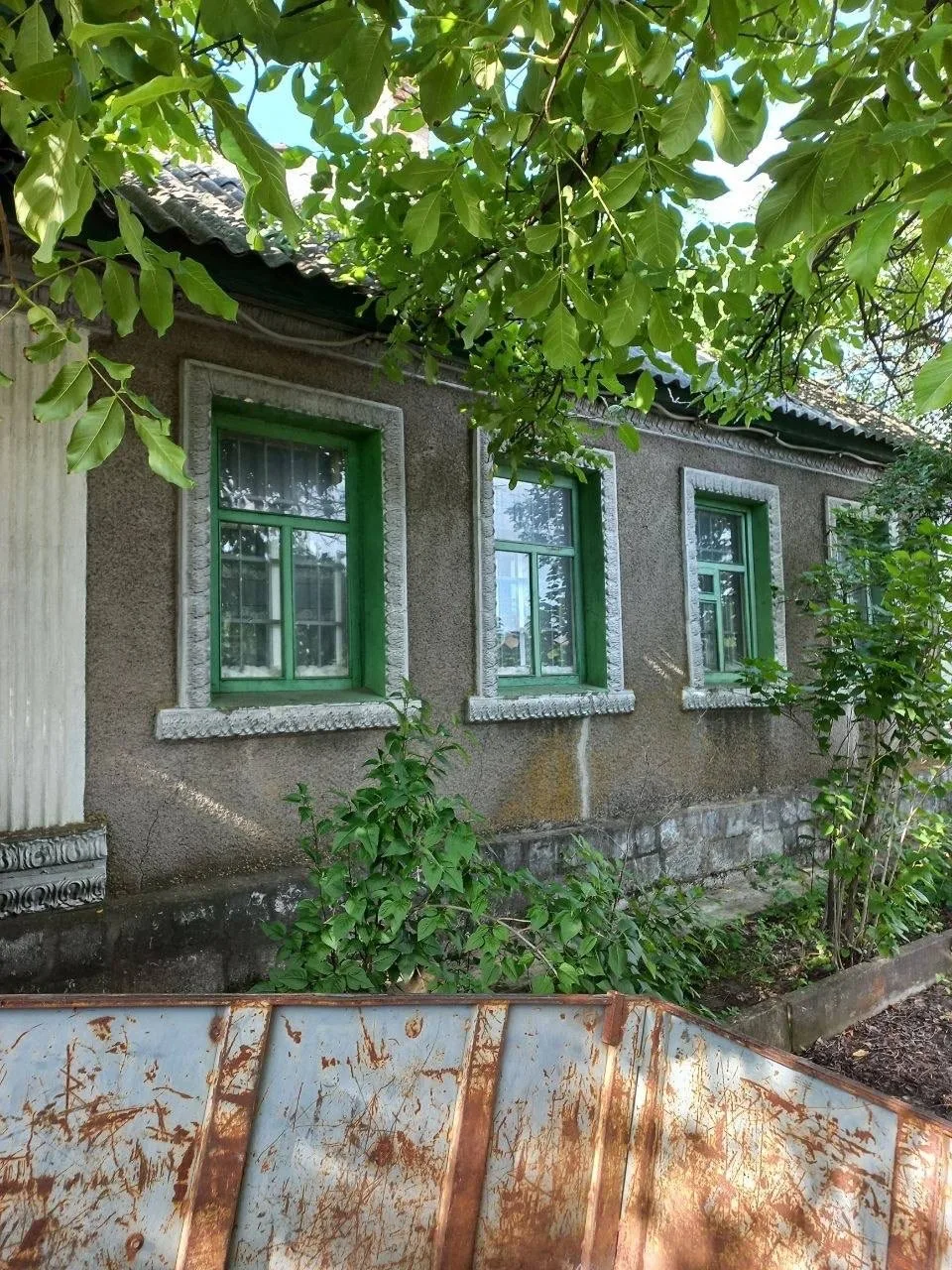 Продается полдома в с. Валуйское (Станично-Луганский район). Общая площадь 23 кв.м, зем...