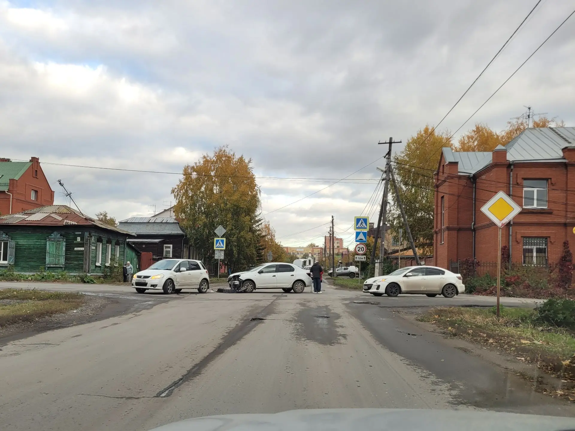Небольшое ДТП на перекрёстке ул. Красных Зорь и Декабристов, проезд со стороны ул. Степ...