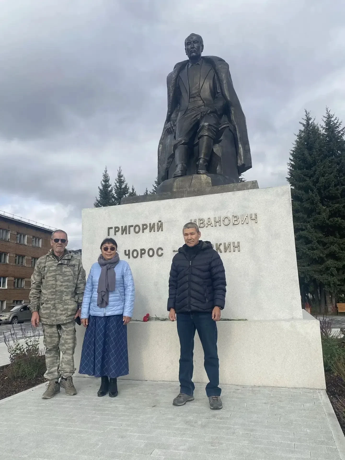 В Горно-Алтайске возложили цветы к памятнику Григорию Ивановичу Чорос-Гуркину