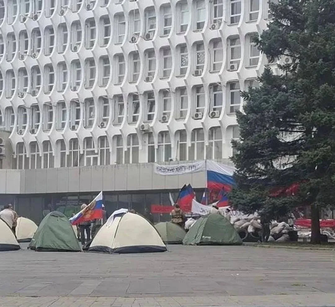 🎬 В центре Ростова заметили необычный «пикет» с палатками и российским флагом