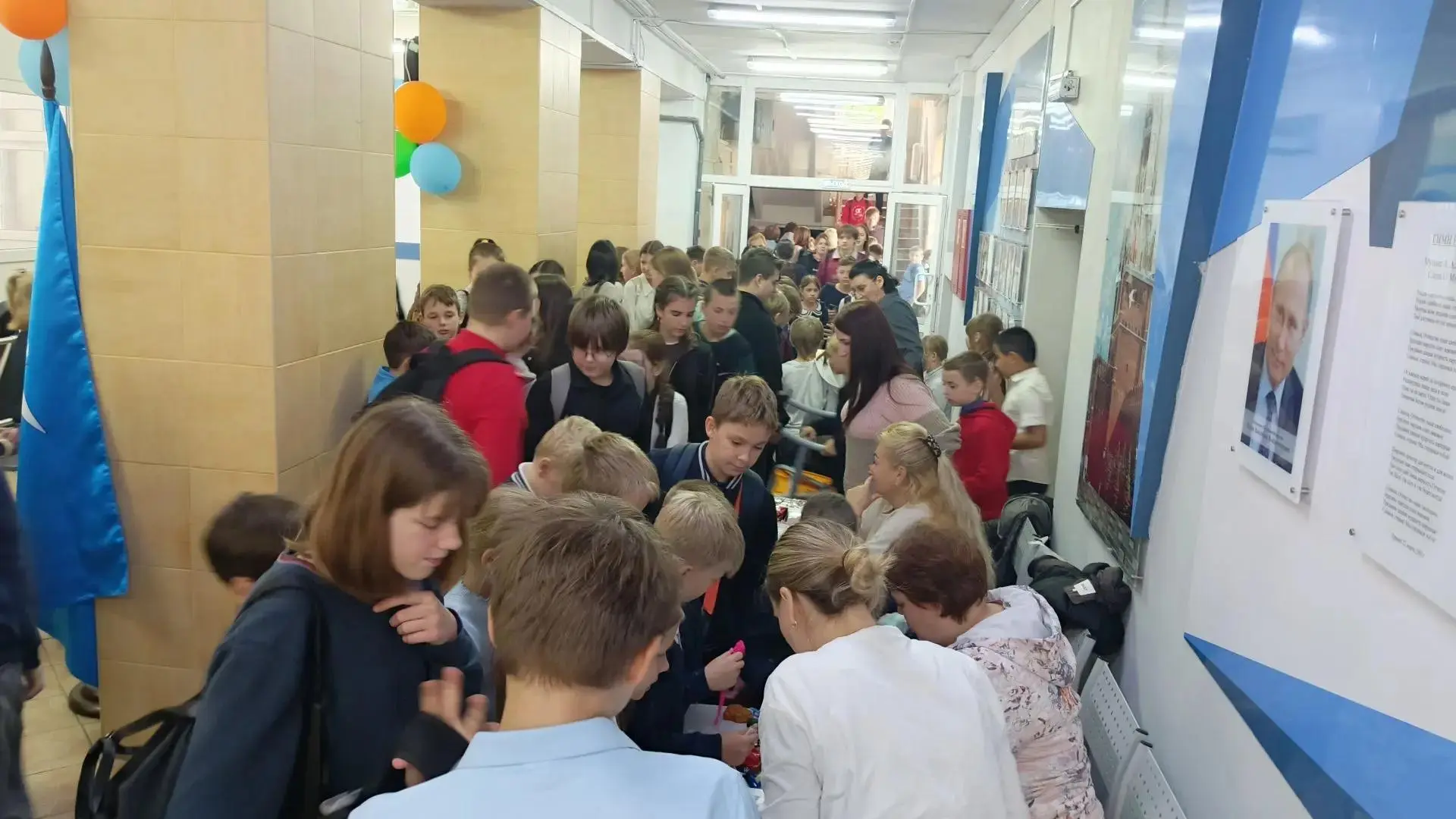 Сегодня 2-й корпус МАОУ СОШ № 3 превратился в настоящий праздник: шум, смех, яркие прил...