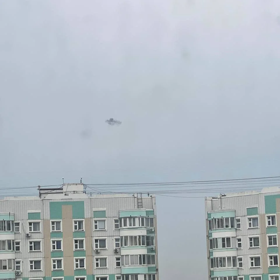 Хмм, на юге Москвы уже больше часа раздаются взрывы. Столичные аэропорты закрыли воздуш...