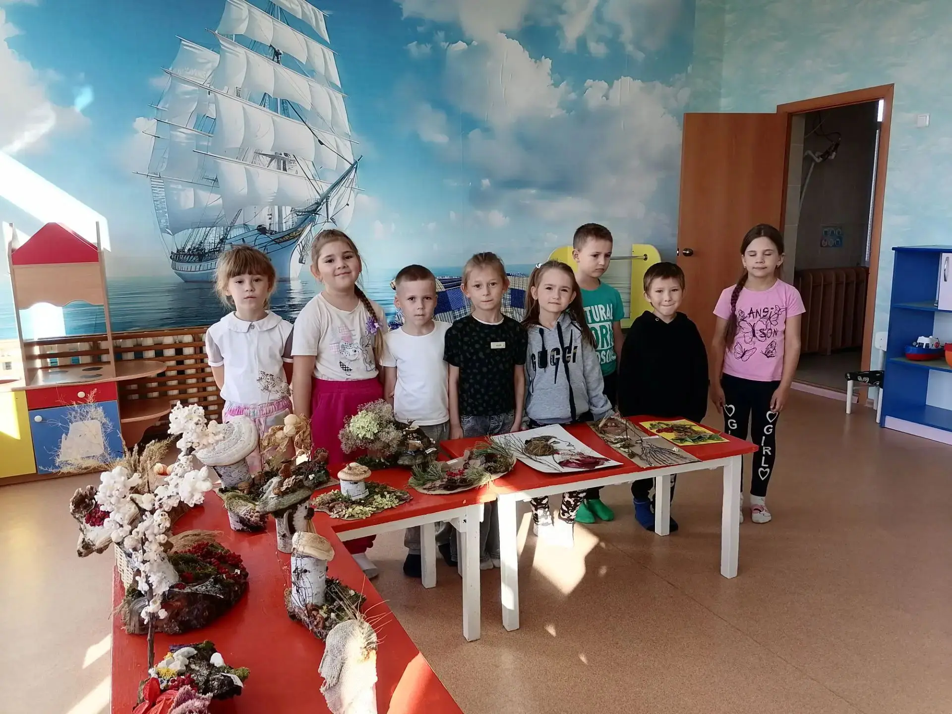 Сегодня воспитанники из  детского сада «Берёзка» с улицы Бухарова побывали на выставке ...