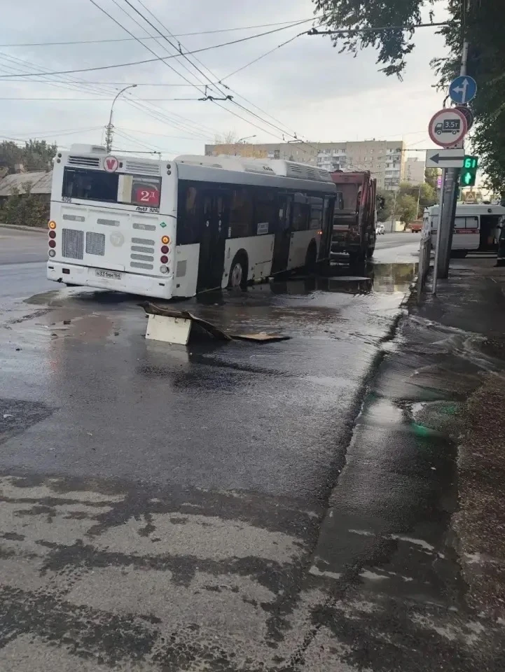 В Заводском районе Саратова автобус угодил в коммунальную яму.