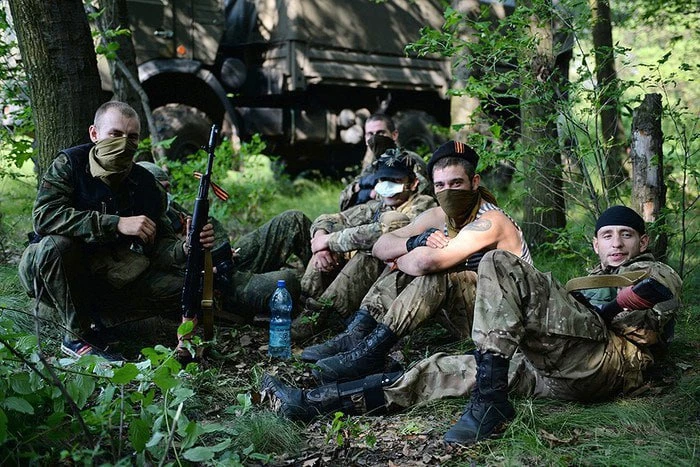 Ополчение Новороссии перед боем с украинскими националистическими формированиями. Дата ...