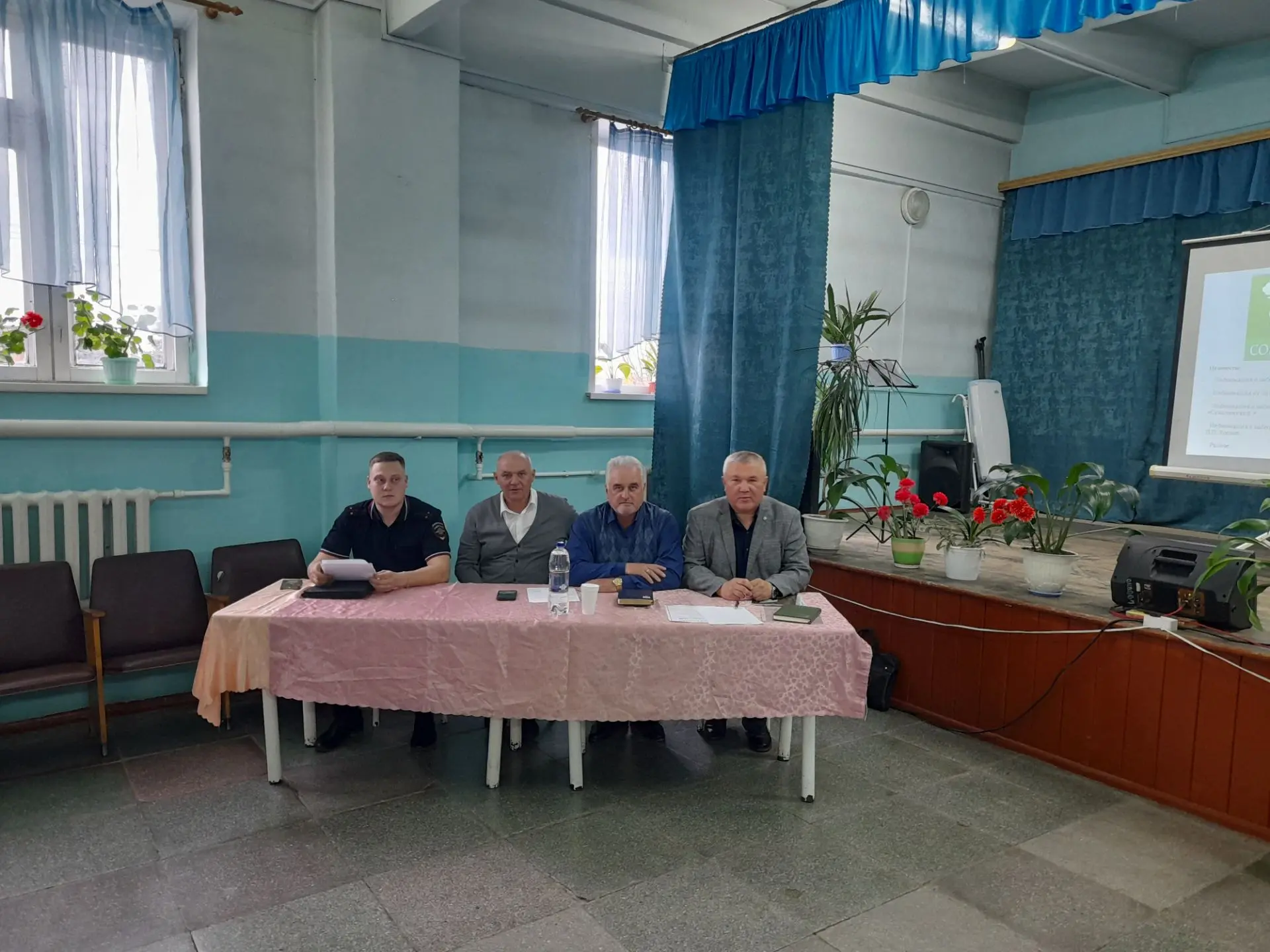 Сегодняшний день в поселке Алтынай был по-настоящему рабочим. Вместе с первым заместите...