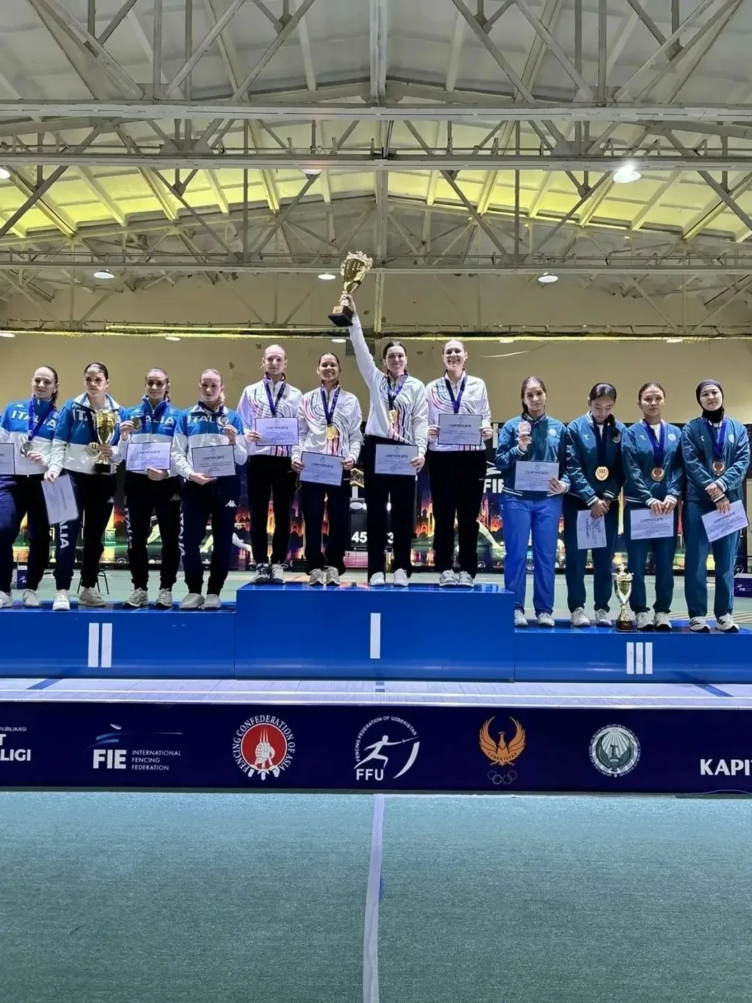 🏆 Софья Новикова с подругами по сборной России выиграли юниорский Кубок мира по фехтов...