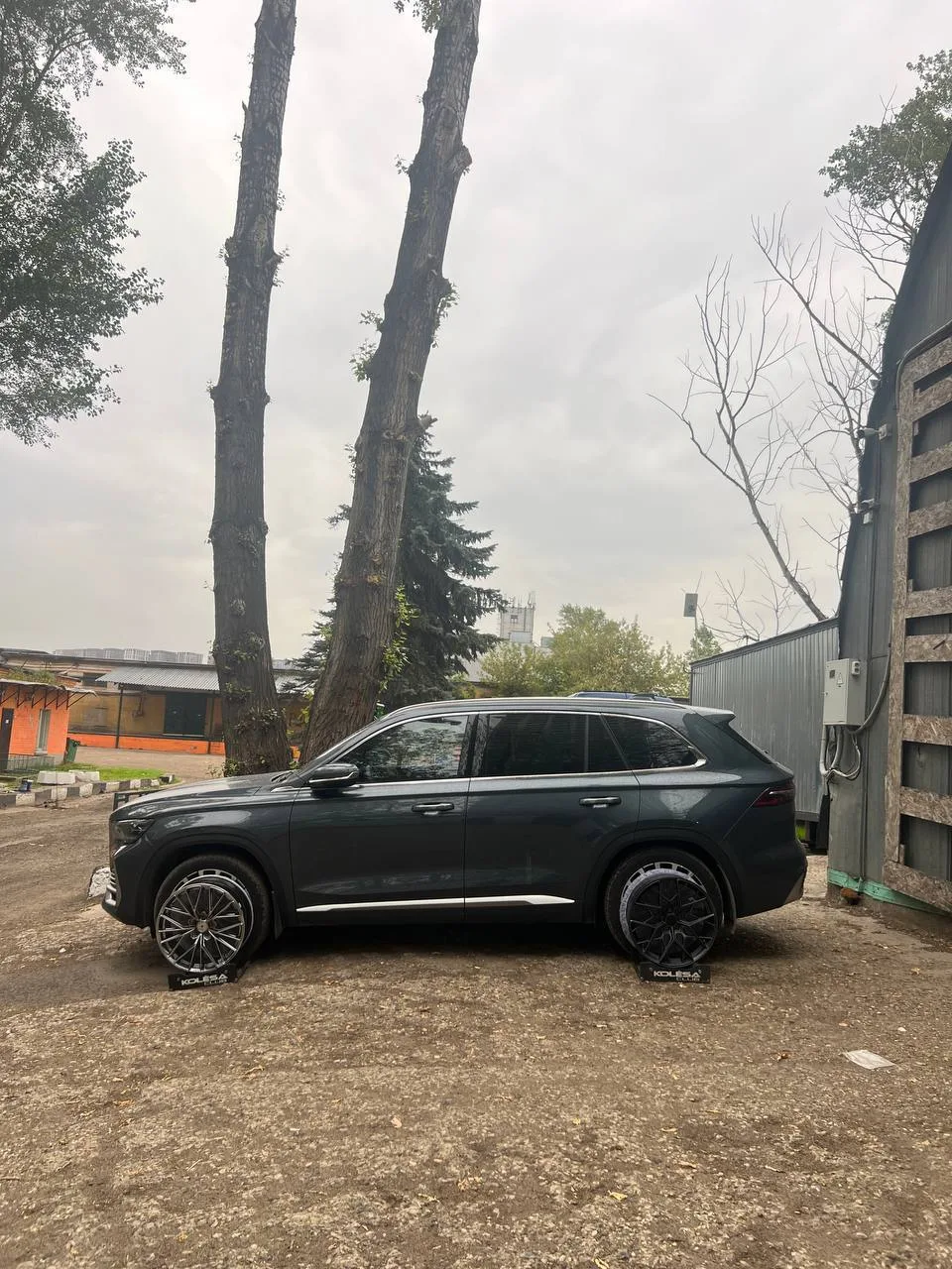 Geely Monjaro на примерке дисков в 19-ом диаметре