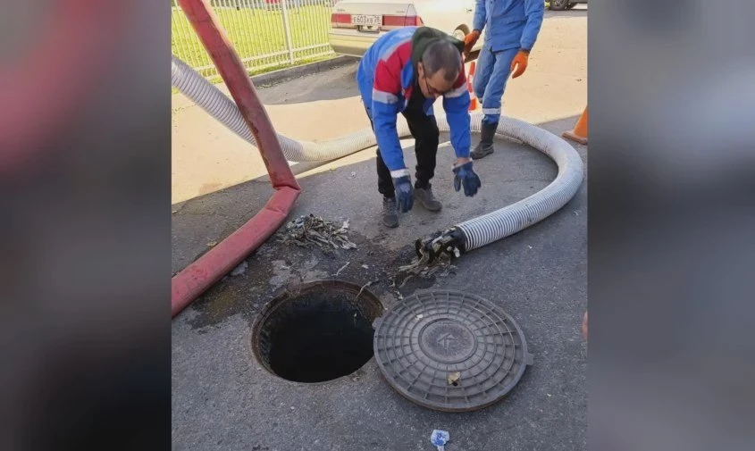 В Благовещенске несколько дней устраняли засор