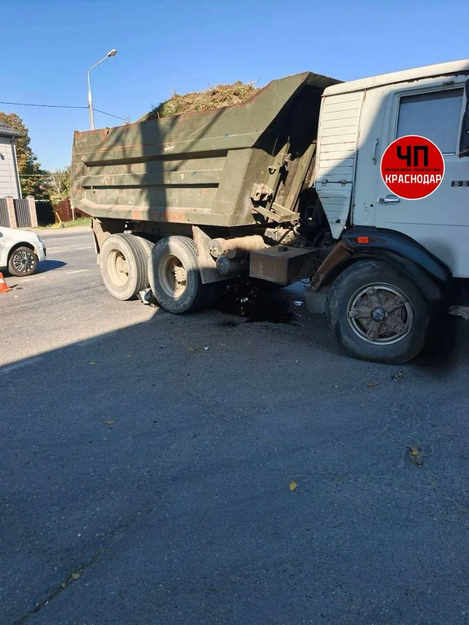 🏍 Грузовик раздавил мотоцикл в Краснодаре, но байкер успел спастись