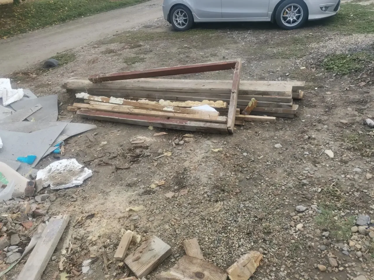 Доски, бесплатно. Может нужно кому на дрова. Самовывоз. Ул. Новоминская 18