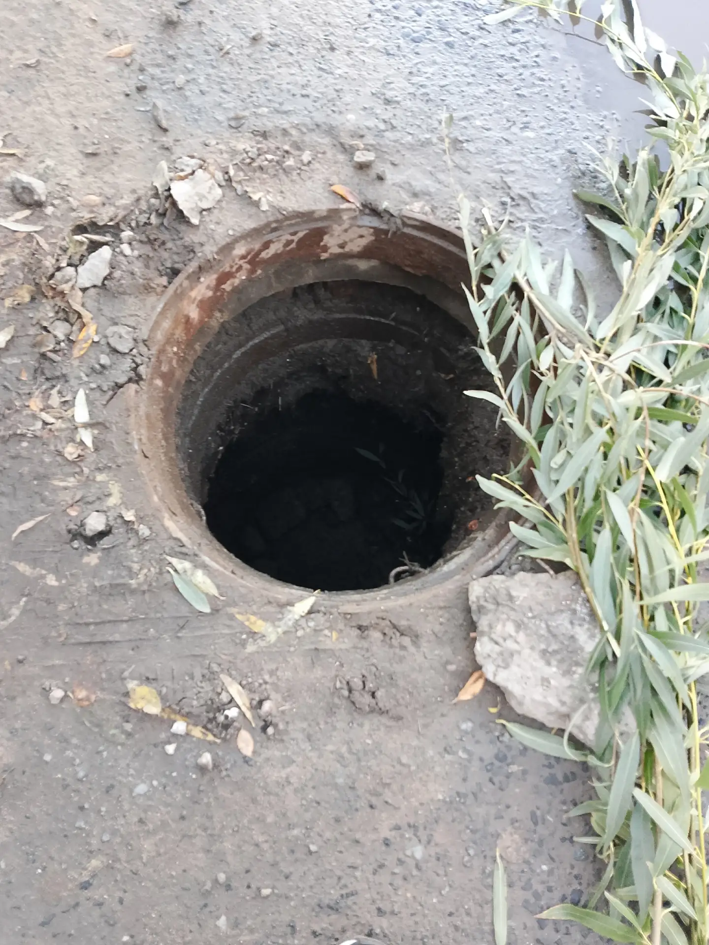 Открыт колодец на ул 12 декабря 104