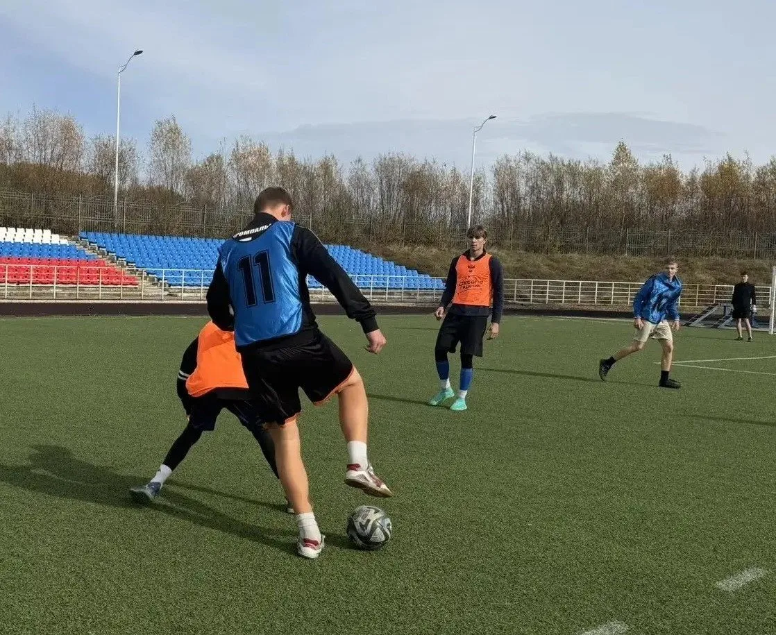 🏆 Более 200 школьников ЕАО вышли побороться за победу на соревнованиях по мини-футболу