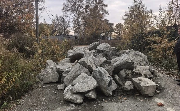В Южно-Сахалинске разыскивают того, кто бросил вызов администрации и засыпал дорогу
