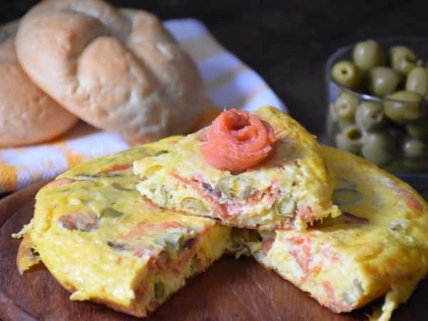 ФРИТТАТА С ЛОСОСЕМ И СЫРОМ