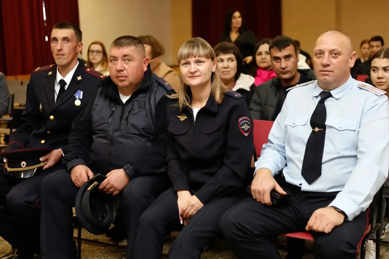 Сотрудники ОМВД России по Еманжелинскому району приняли участие в церемонии принятия пр...