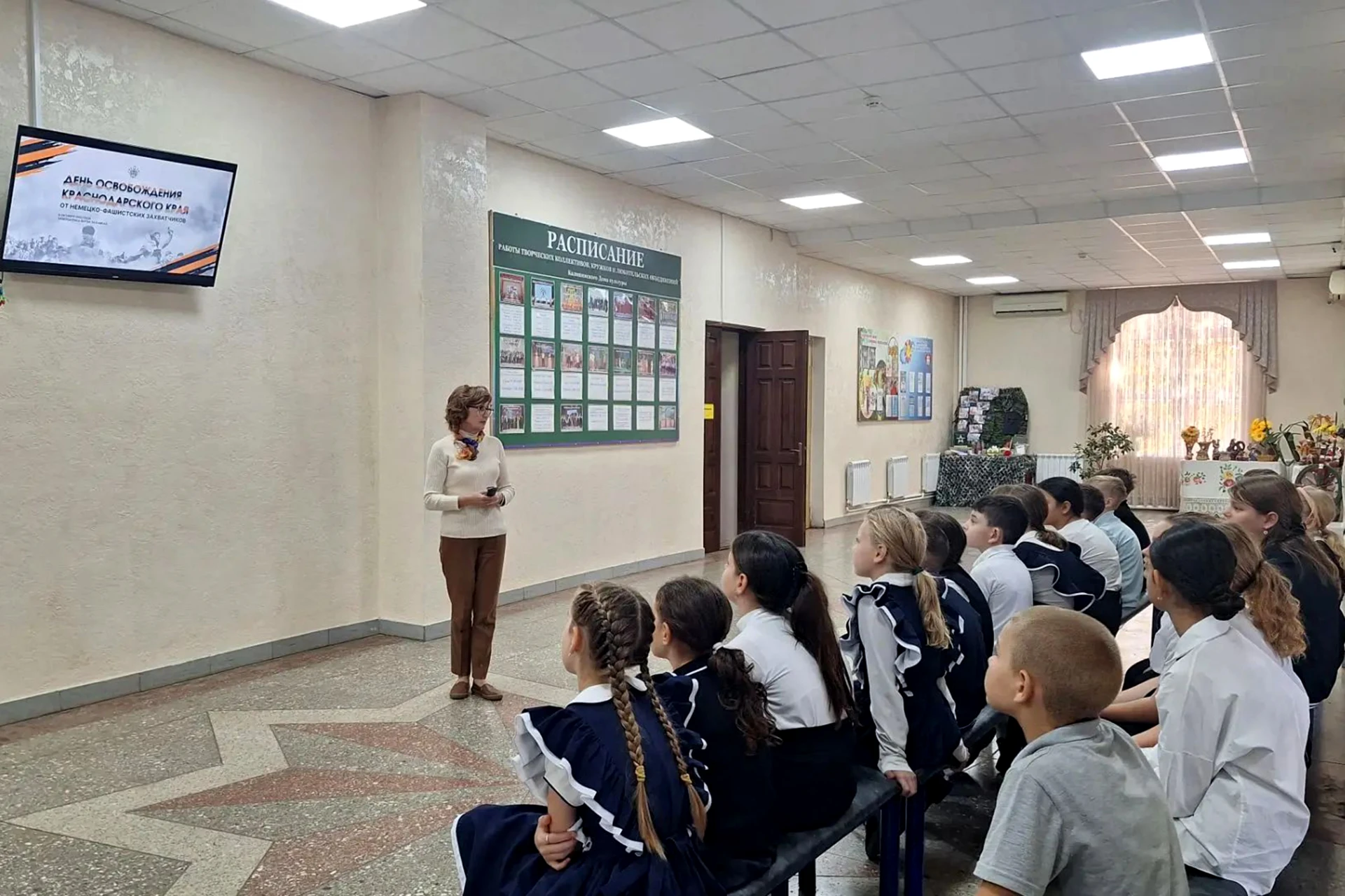 В Калининском Доме культуры был проведен информационный час «На изломе войны», посвящён...