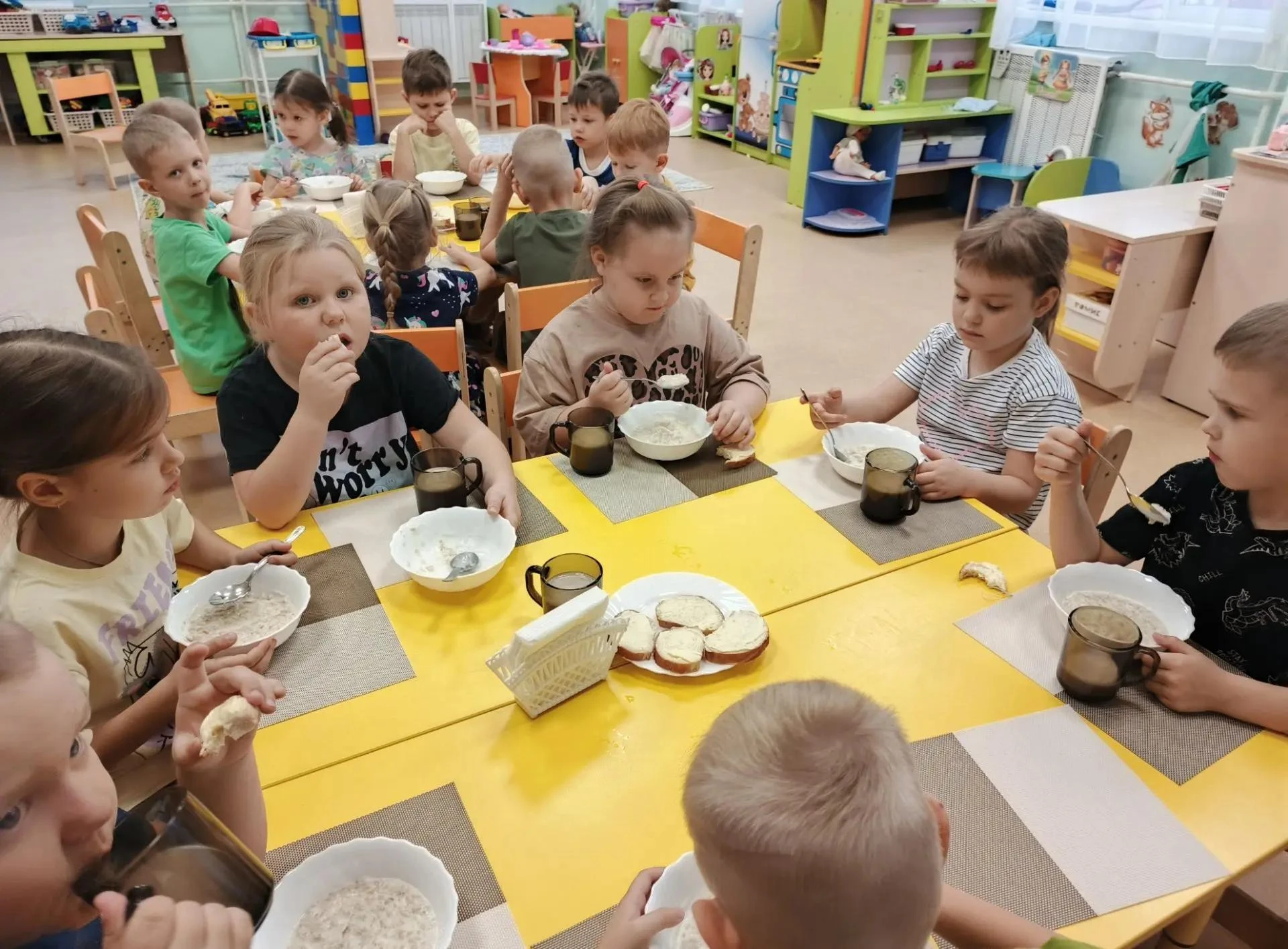 🥣 Ребята группы «Бодрячки» весело и вкусно отметили Всемирный день каши (10 октября). ...