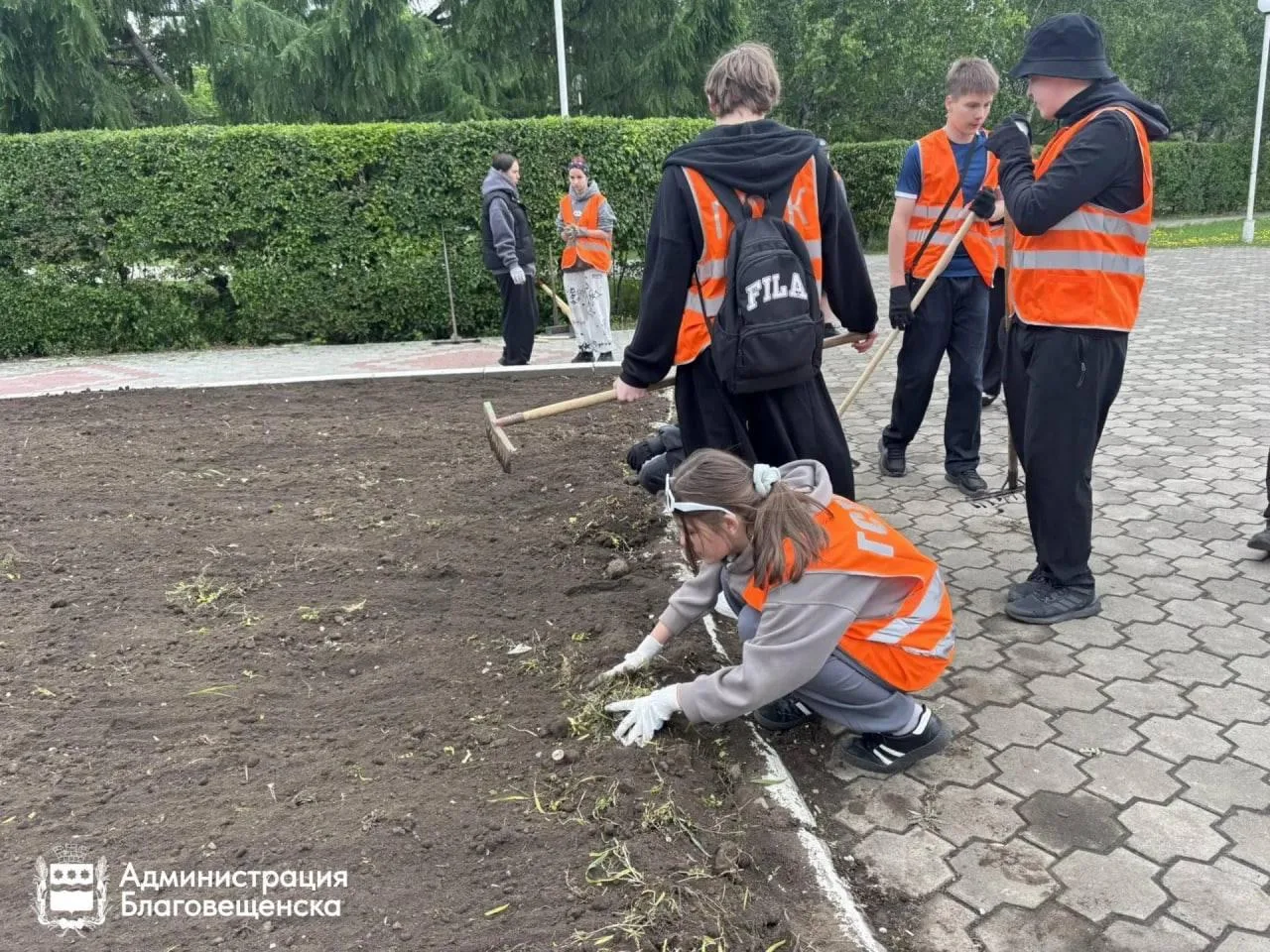 🌱 Школьники обменяли тяпки на зарплату