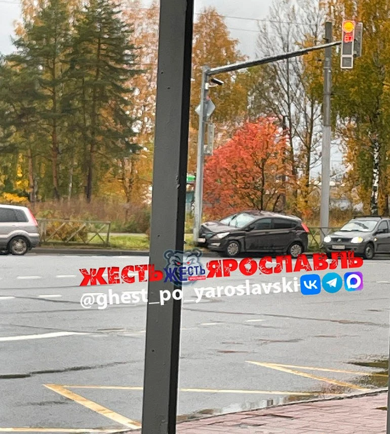 Накануне на пересечении Ленинградского / Волгоградской легковушка снесла забор и столб,...