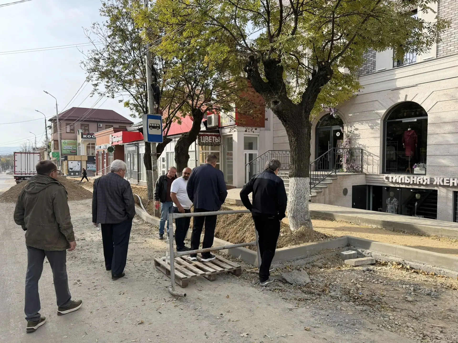 Утром заехал на Володарского. Техника на месте, люди работают, темп держат. Ремонт идёт...