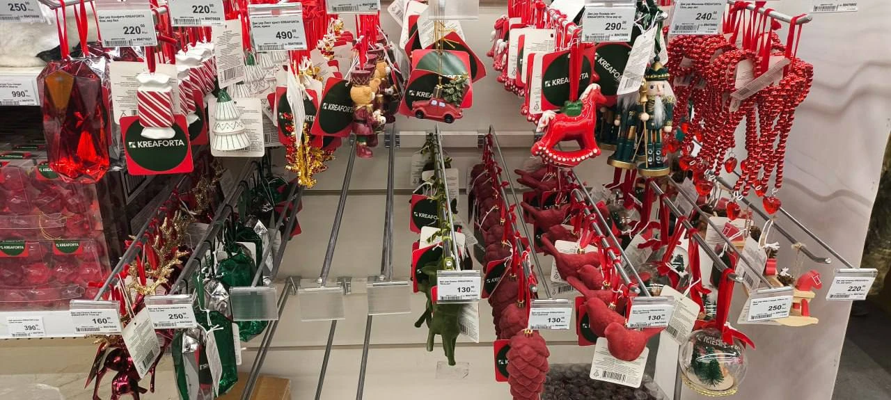 В супермаркетах Тюмени начали продавать украшения к Новому году.