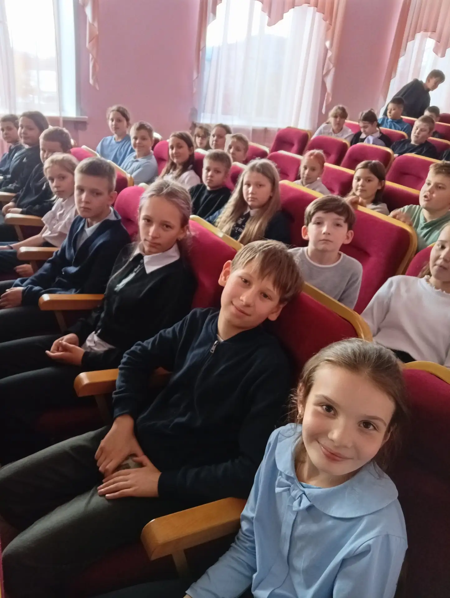 Сегодня  ученики 4 «А» класса  побывали на сольном концерте Светослава Козлова под назв...