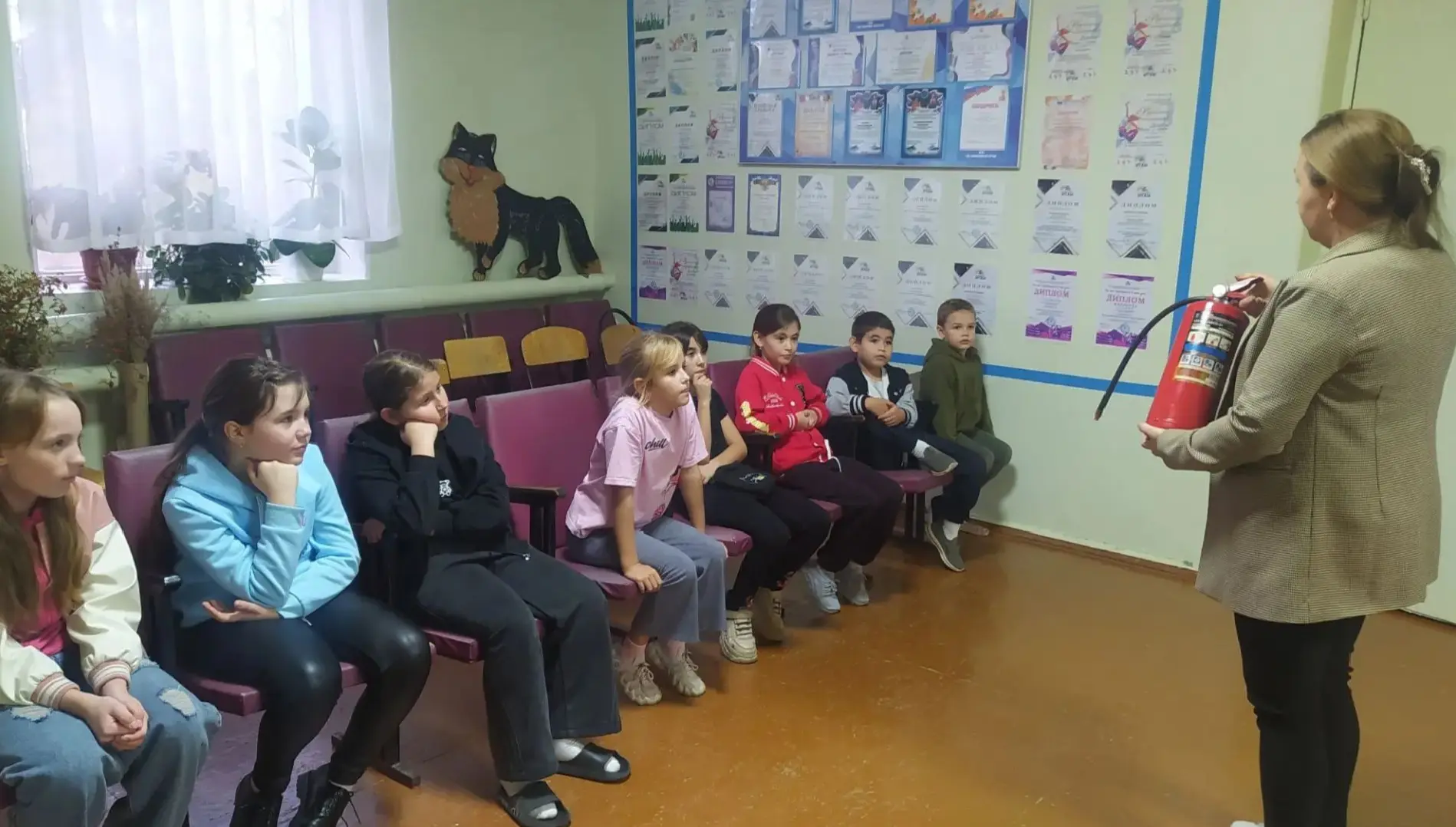 16 октября в «Заветновском Доме досуга« состоялась игровая программа «Юные спасатели», ...