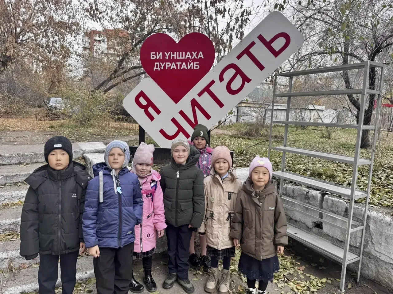 Продлёнка для первоклассников - это особый мир: шумные игры, поделки и долгие разговоры...
