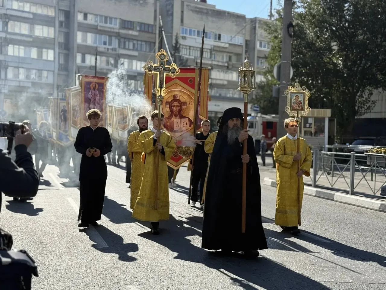 🙏 В центре Симферополя проходит крестный ход с мощами святителя Луки.