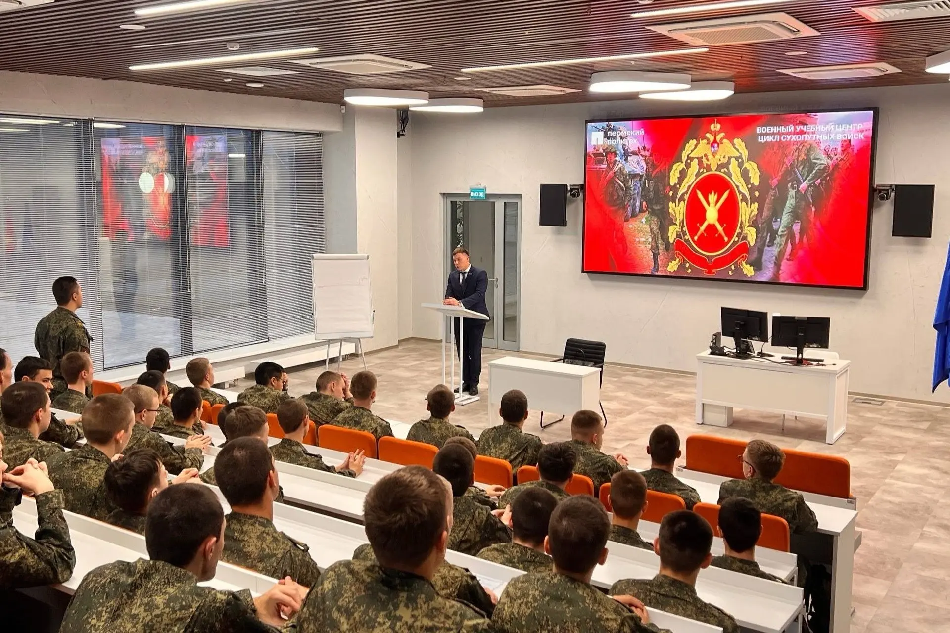Депутат Думы города Никита Пухачев провел встречу с курсантами военного учебного центра...