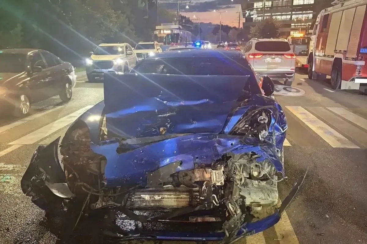 В Краснодаре водитель Porsche врезался в Audi и скрылся.