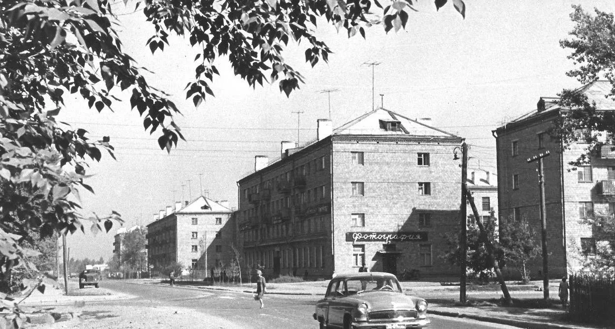 Друзья. Не могу понять, что за улица? Абакан. 60-70 гг.
