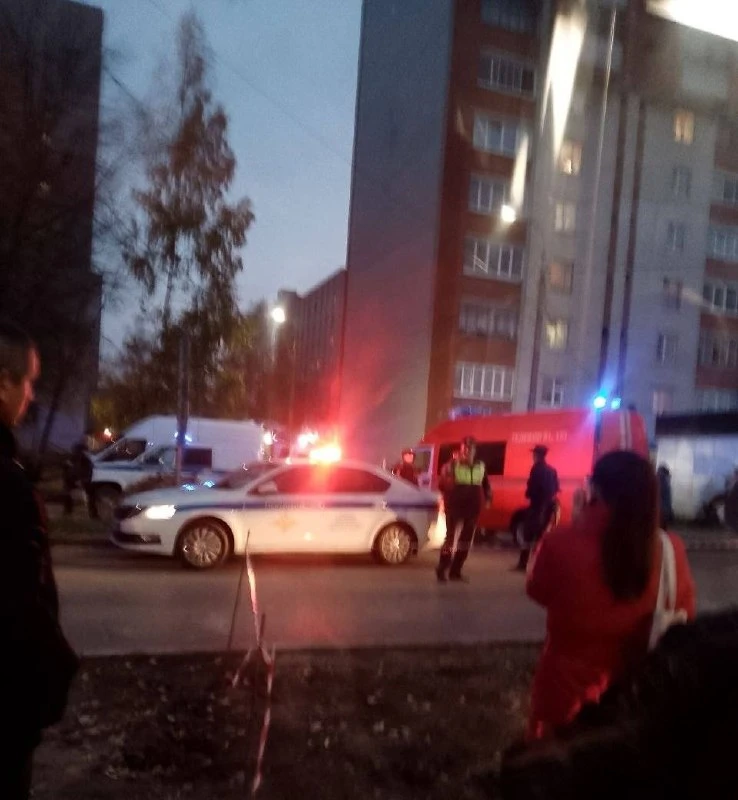 ❗️Серьезный пожар около Дорисс-парка: на месте несколько пожарных и «скорая».