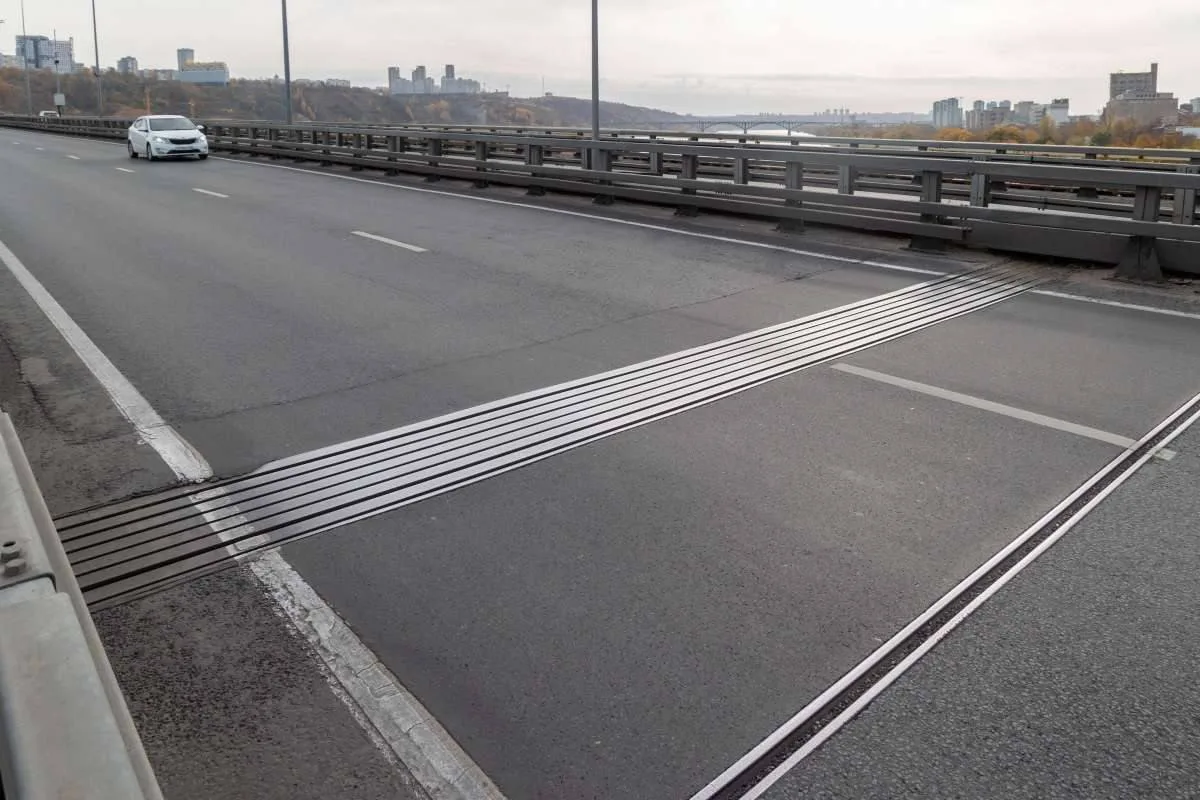 На нижегородском метромосту ограничат движение из-за ремонта шва